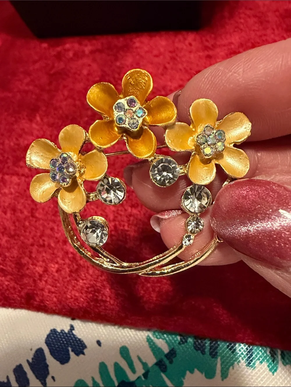 Vintage Gold tone Floral Crystal Brooch Pin - Gold Tone Flower Accent like new